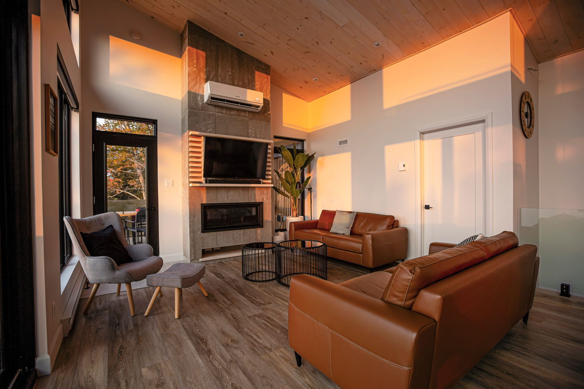 Salon du chalet avec vue sur le fleuve